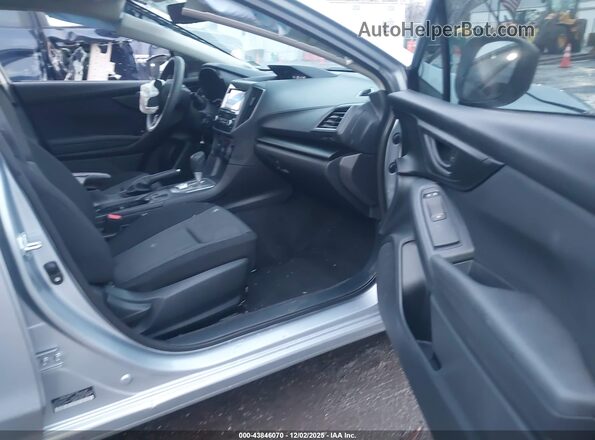 4S3GKAB66N3602505 2022 SUBARU IMPREZA Серебряный Вид салона спереди