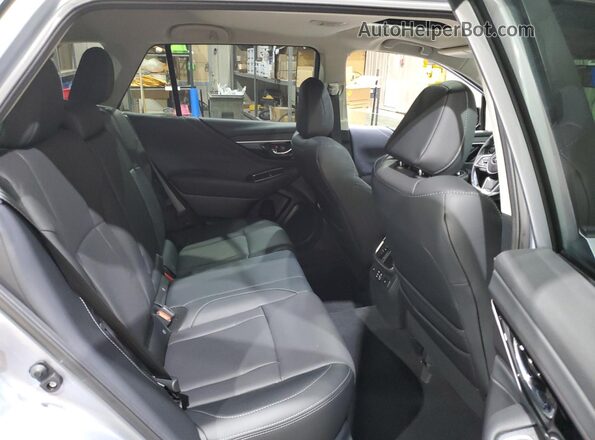 4S4BTANC5R3255355 2024 SUBARU OUTBACK Silver Вид задньої частини салону