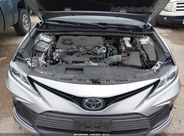4T1C11AK5NU682675 2022 TOYOTA LE Серебряный Вид сзади