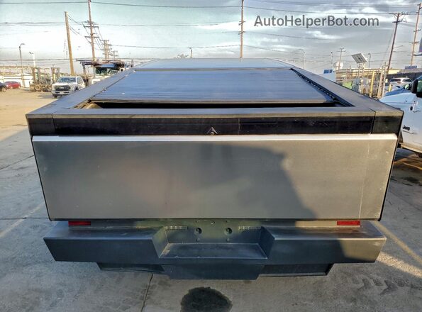 7G2CEHED9SA058678 2025 TESLA CYBERTRUCK Silver Vista interior delantera