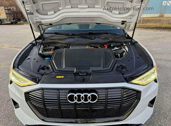 WA1AAAGE8MB010286 2021 AUDI E-TRON White Вид салону спереду