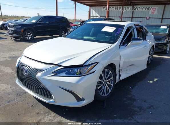 58AD21B13LU012068 2020 LEXUS ES 300H White წინა მარცხენა ხედი სამი მეოთხედიდან