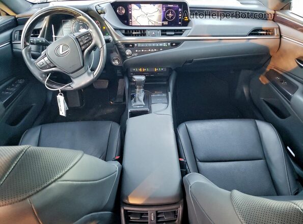 58ADZ1B13MU091030 2021 LEXUS ES Серый Вид панели приборов