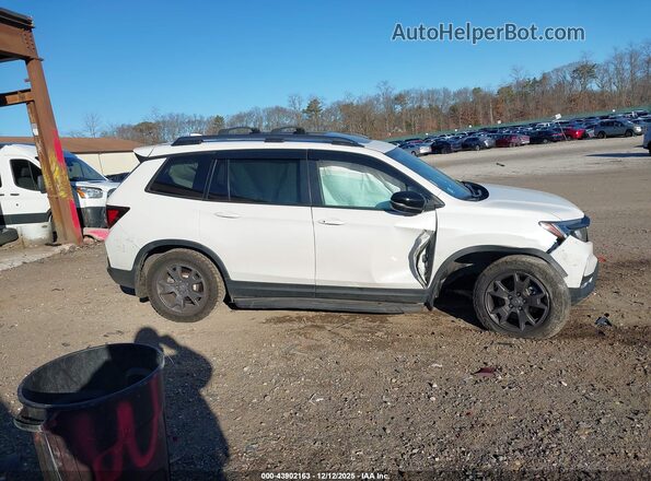 5FNYF8H64RB021702 2024 HONDA PASSPORT White Вид задньої частини салону