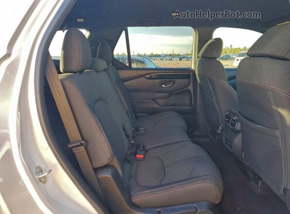 5FNYG2H31PB014140 2023 HONDA PILOT White Вид задньої частини салону