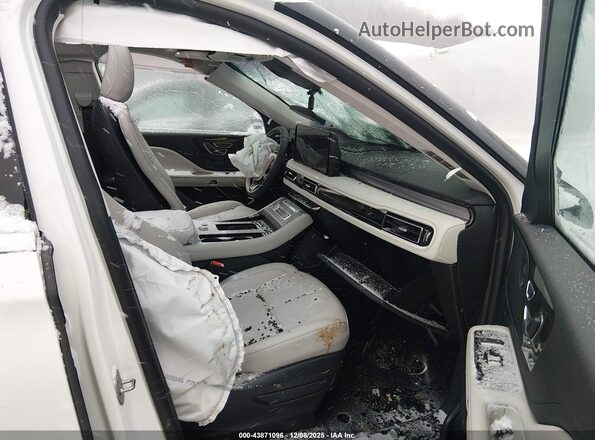 5LM5J6XC2SGL32739 2025 LINCOLN AVIATOR White Սալոնի դիմացի տեսք