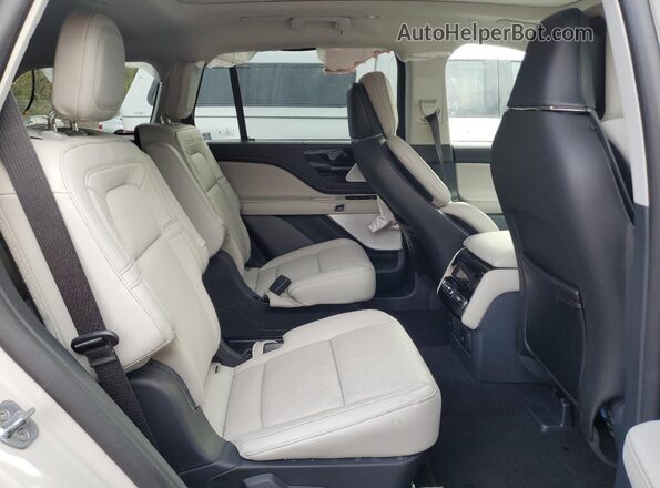 5LM5J7XC1SGL04906 2025 LINCOLN AVIATOR Cream Widok wnętrza z tyłu