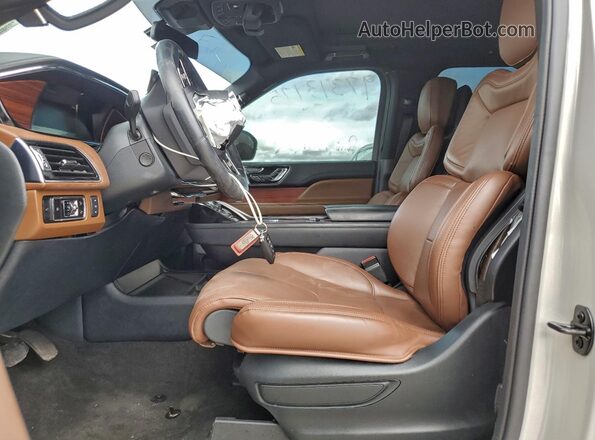 5LMJJ2LG6REL00320 2024 LINCOLN NAVIGATOR Beige Front interior view