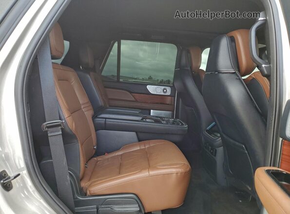 5LMJJ2LG6REL00320 2024 LINCOLN NAVIGATOR Beige Rear interior view