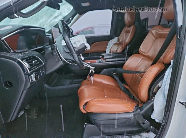 5LMJJ3LTXLEL23481 2020 LINCOLN NAVIGATOR White Front interior view