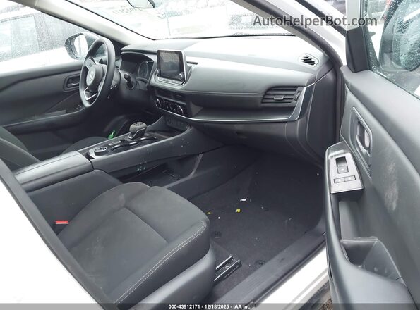 5N1BT3AB2RC732168 2024 NISSAN ROGUE Белый Вид салона спереди