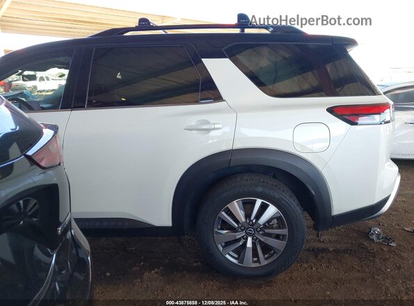5N1DR3CA7PC226571 2023 NISSAN PATHFINDER White Widok wnętrza 360 stopni