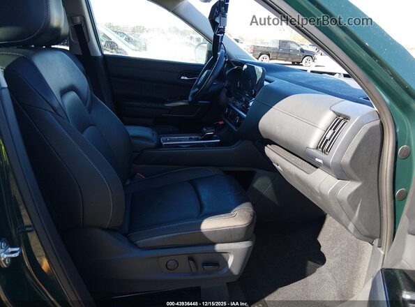 5N1DR3CB7RC235234 2024 NISSAN PATHFINDER Зеленый Вид салона спереди