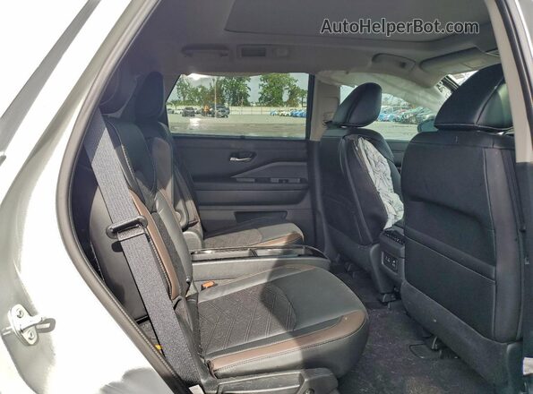 5N1DR3DH4RC246775 2024 NISSAN PATHFINDER Серебряный Вид задней части салона
