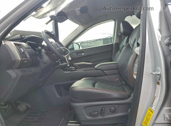 5N1DR3DH4RC246775 2024 NISSAN PATHFINDER Серебряный Вид салона спереди