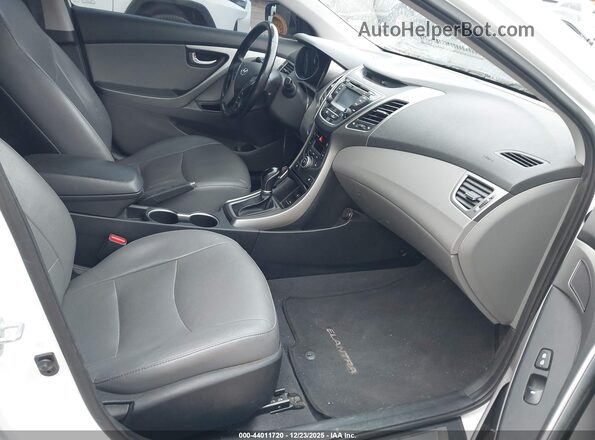 5NPDH4AE7GH668208 2016 HYUNDAI ELANTRA Белый Вид салона спереди