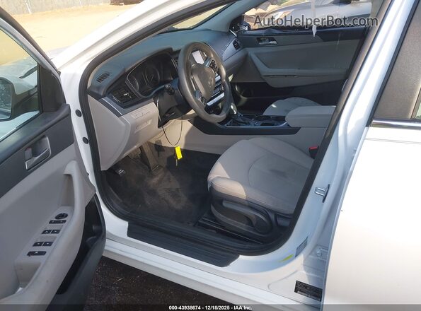 5NPE24AF0KH755942 2019 HYUNDAI SONATA White Вид салону спереду