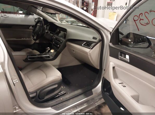 5NPE34AF4HH525665 2017 HYUNDAI SONATA Серебряный Вид салона спереди