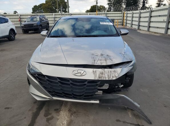5NPLL4AG4NH061188 2022 HYUNDAI ELANTRA Серебряный Вид спереди