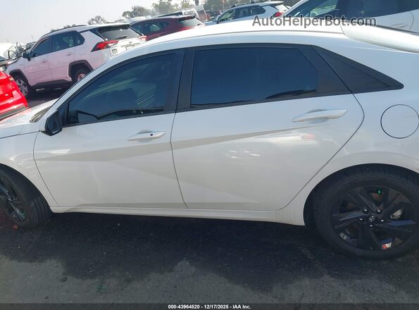 5NPLM4AG0NH083413 2022 HYUNDAI ELANTRA White Սալոնի 360 աստիճան տեսք