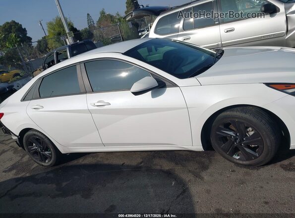 5NPLM4AG0NH083413 2022 HYUNDAI ELANTRA White Սալոնի հետևի տեսք