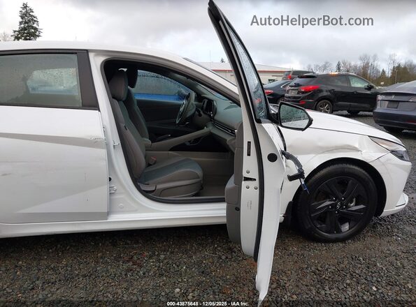 5NPLM4AG7NH053129 2022 HYUNDAI ELANTRA White Widok wnętrza z przodu