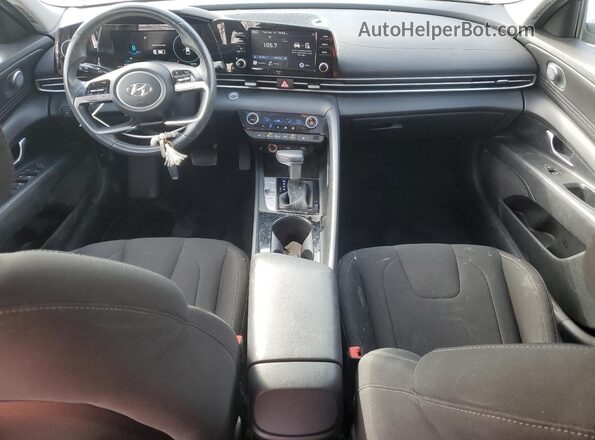5NPLN4AG3NH063606 2022 HYUNDAI ELANTRA Серебряный Вид панели приборов