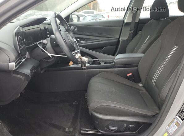 5NPLN4AG3NH063606 2022 HYUNDAI ELANTRA Серебряный Вид салона спереди