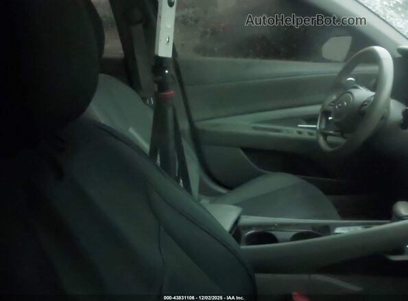 5NPLN4AG4NH075313 2022 HYUNDAI ELANTRA Черный Вид салона спереди