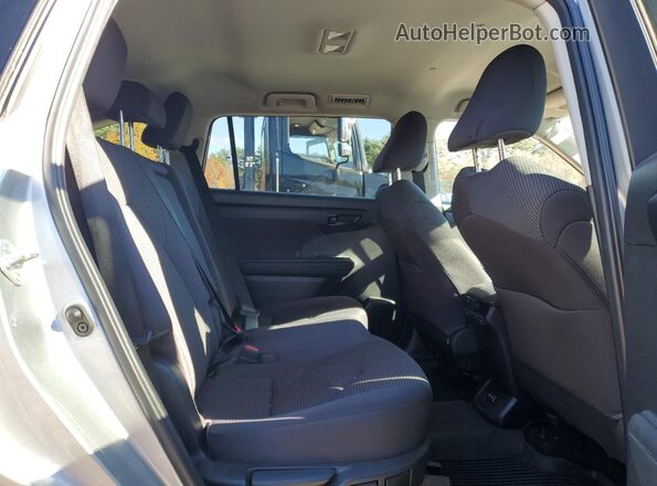 5TDBZRBH9NS164972 2022 TOYOTA HIGHLANDER Silver Widok wnętrza z tyłu
