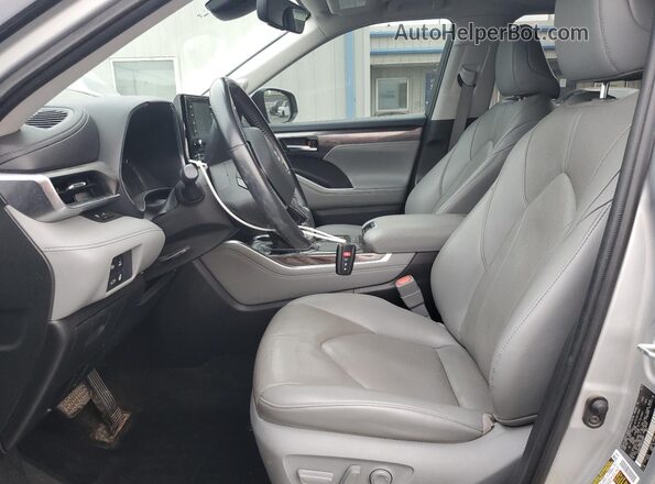 5TDDBRCH8MS520077 2021 TOYOTA LIMITED Silver Front interior view