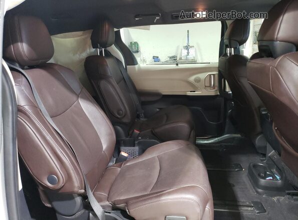 5TDESKFC8RS146055 2024 TOYOTA LIMITED Серебряный Вид задней части салона