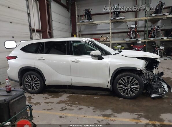 5TDFZRBH3LS045720 2020 TOYOTA HIGHLANDER White Widok wnętrza z tyłu