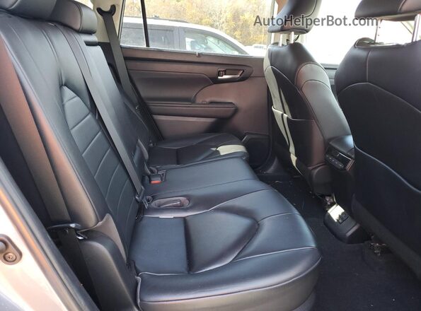 5TDKDRBHXPS029131 2023 TOYOTA HIGHLANDER Silver Vista interior trasera