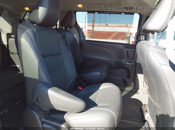 5TDXZ3DC1JS945788 2018 TOYOTA SIENNA Silver 