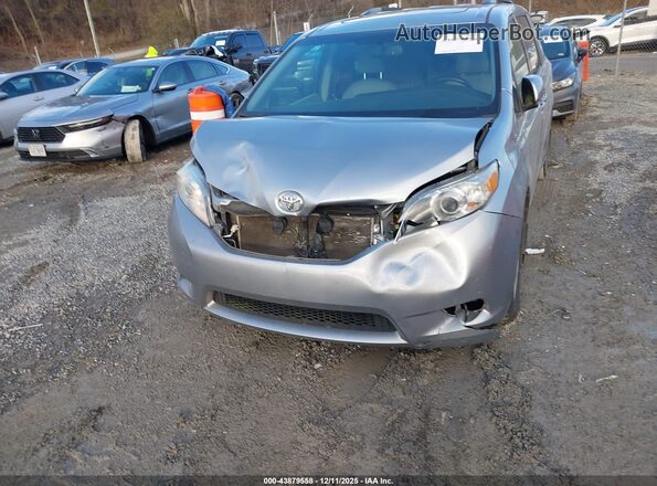 5TDYZ3DC2HS872588 2017 TOYOTA LE Silver Widok z przodu