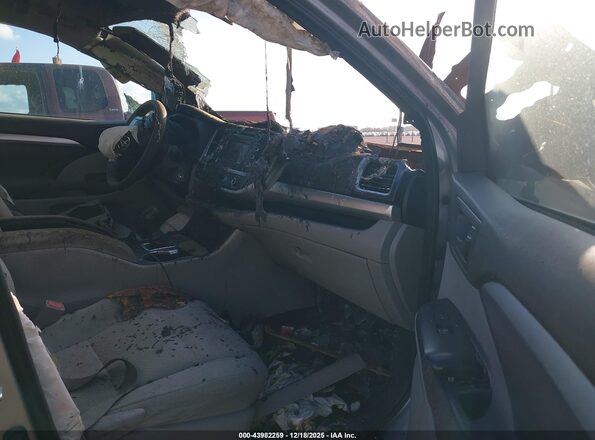 5TDZARFHXJS038131 2018 TOYOTA LE Silver Вид салону спереду