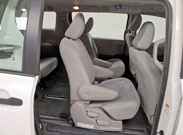 5TDZK3DC5GS700871 2016 TOYOTA SIENNA White უკანა სალონის ხედი