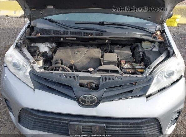 5TDZZ3DC8JS959924 2018 TOYOTA SIENNA Серебряный Вид сзади
