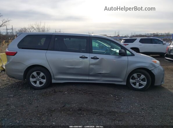 5TDZZ3DC8JS959924 2018 TOYOTA SIENNA Серебряный Вид задней части салона