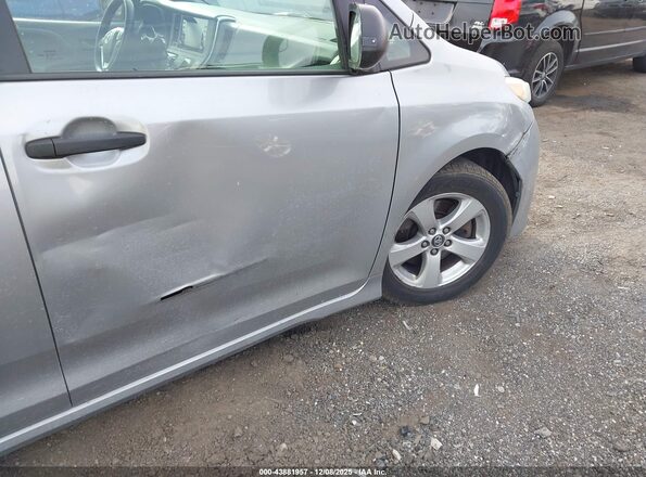 5TDZZ3DC8JS959924 2018 TOYOTA SIENNA Серебряный 