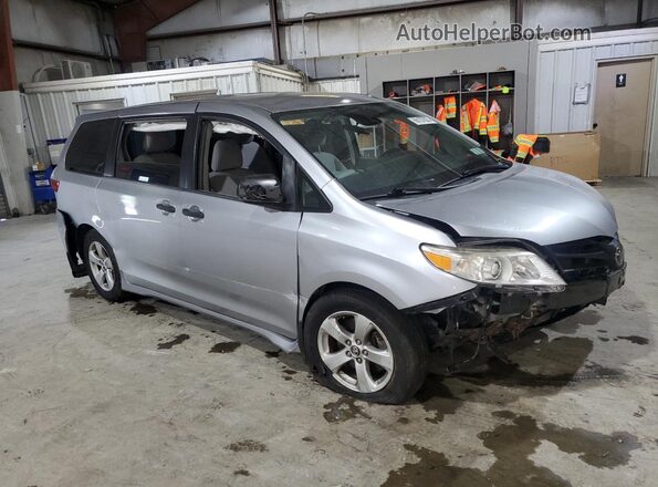 5TDZZ3DC9JS919156 2018 TOYOTA SIENNA Silver 