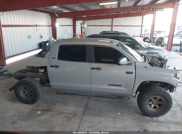 5TFDY5F13JX694747 2018 TOYOTA TUNDRA Gray უკანა სალონის ხედი