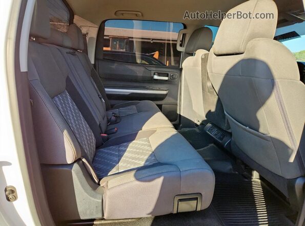 5TFEY5F12JX235701 2018 TOYOTA TUNDRA White Widok tylnych siedzeń