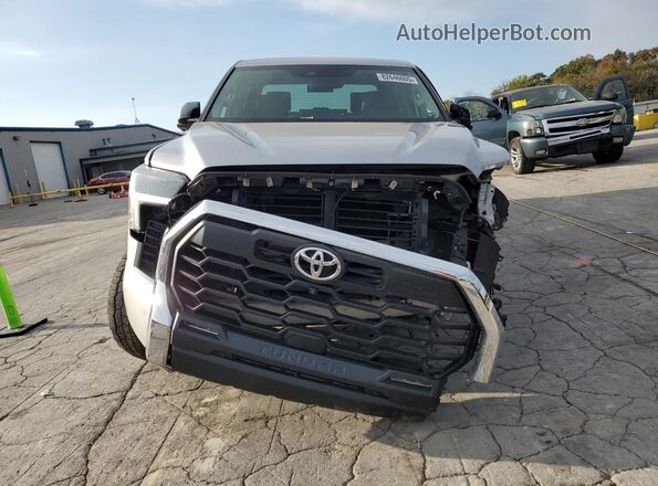 5TFLA5DB8NX048007 2022 TOYOTA TUNDRA Серебряный Вид спереди