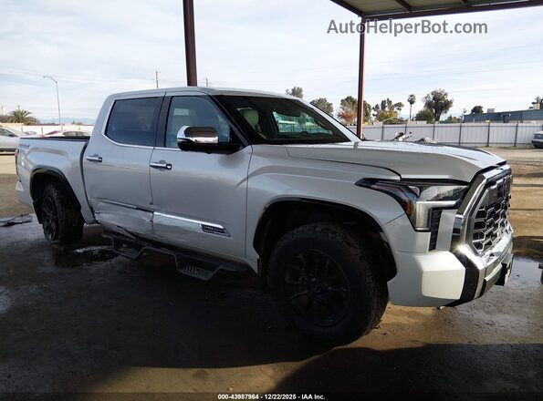 5TFMA5DB3NX022516 2022 TOYOTA TUNDRA White Вид задньої частини салону