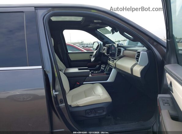 5TFMA5DB7NX012152 2022 TOYOTA TUNDRA Серебряный Вид салона спереди