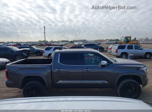 5TFMA5DB7NX012152 2022 TOYOTA TUNDRA Серебряный Вид задней части салона