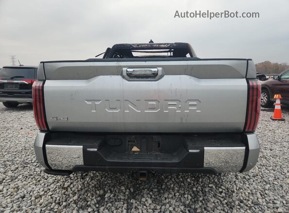 5TFMA5DBXPX104889 2023 TOYOTA TUNDRA Silver Вид ззаду