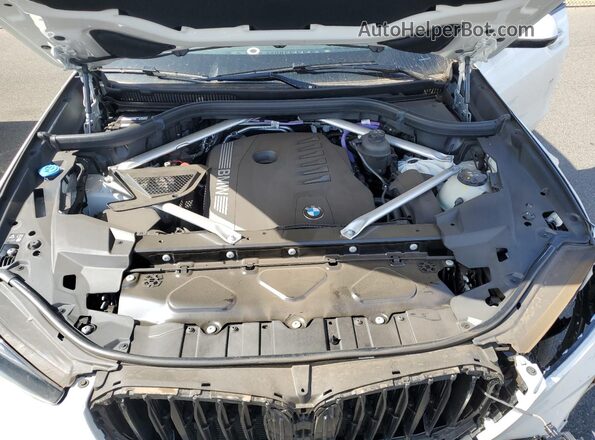 5UX13EU02S9Y76519 2025 BMW X5 White Vista del compartimento del motor